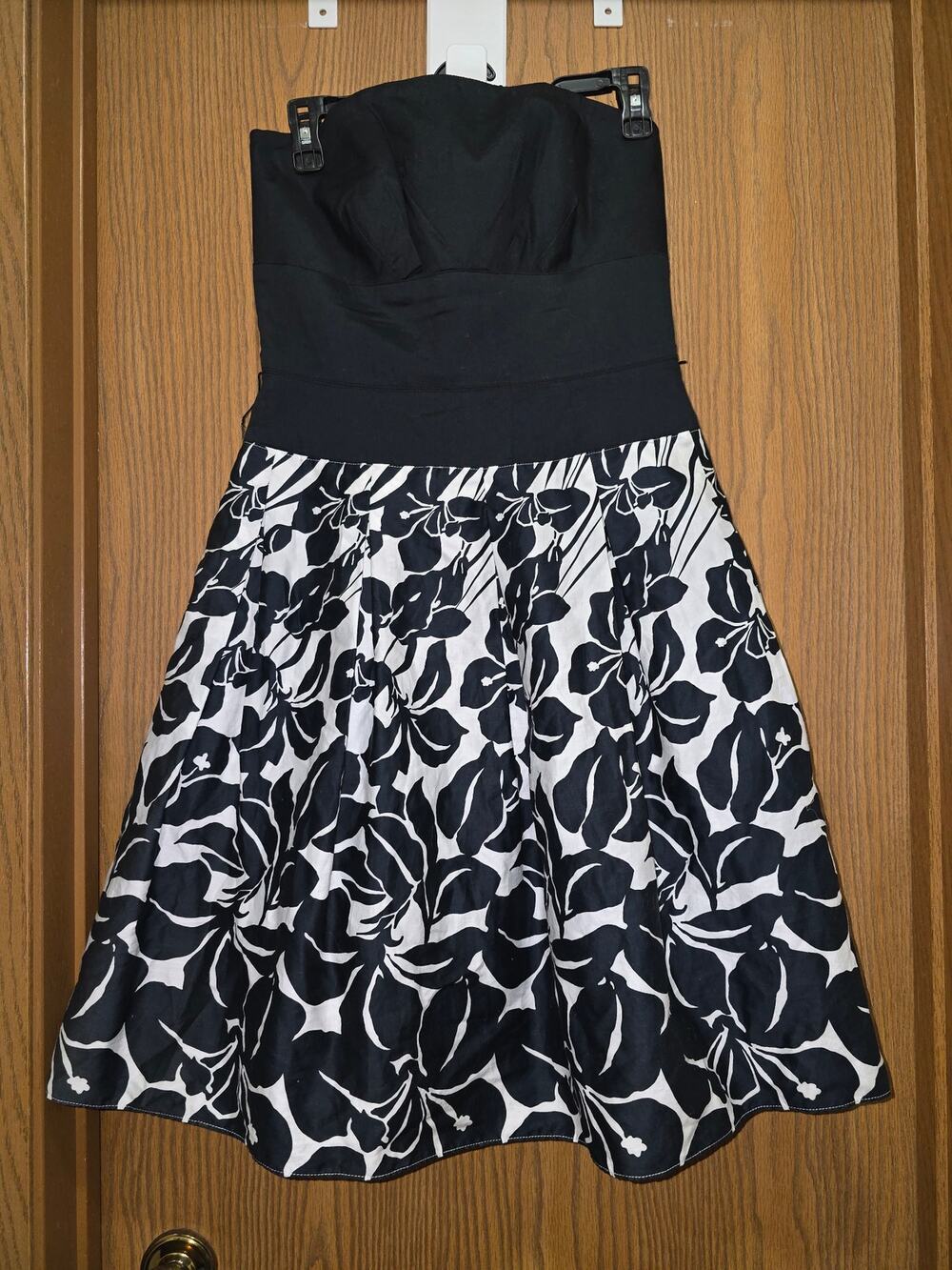 White House Black Market Sz 4 Strapless Black & White Floral Cocktail Mini Dress